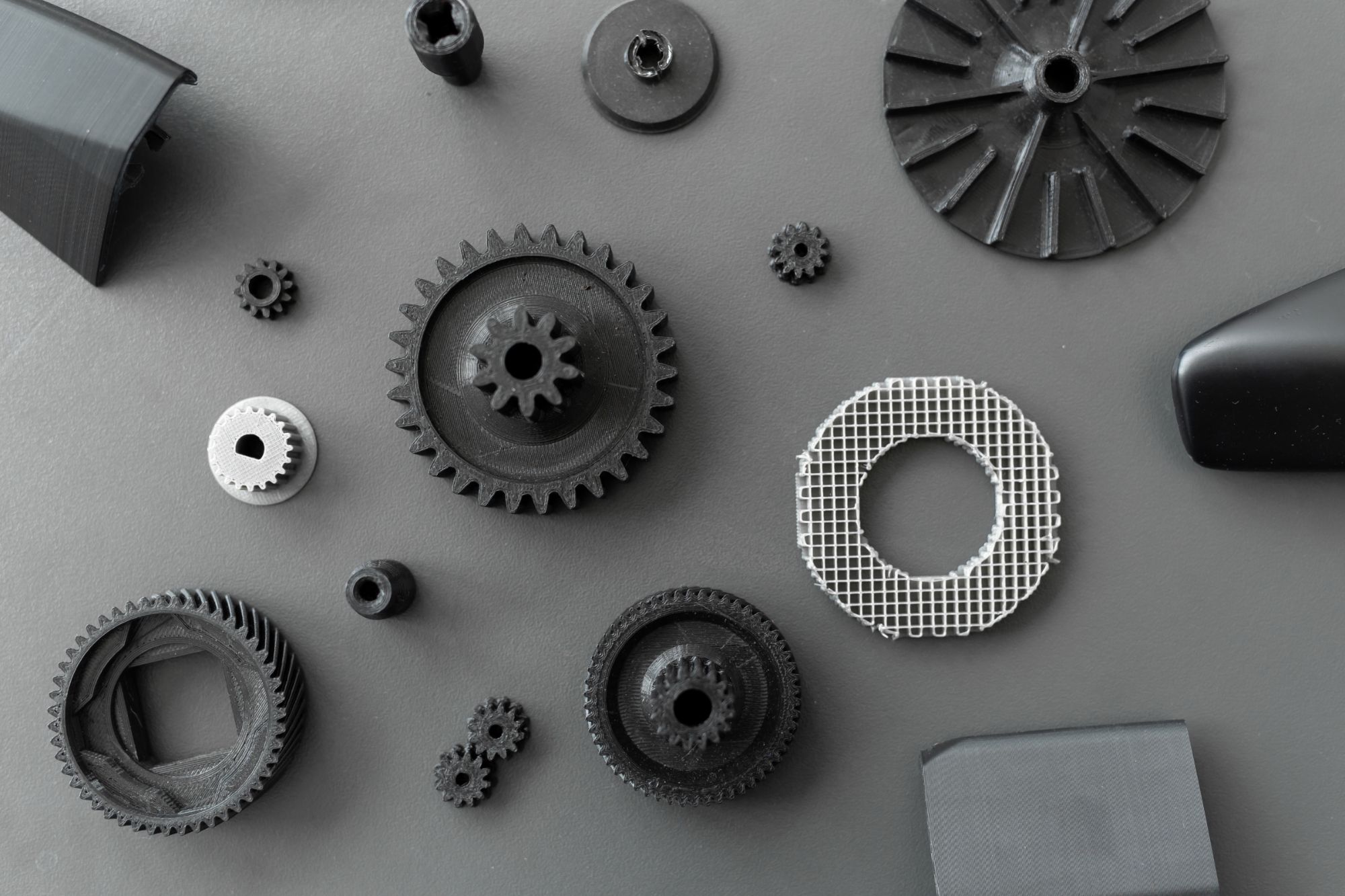 3d printed objects on the table in the laboratory nxudsw5 (1)